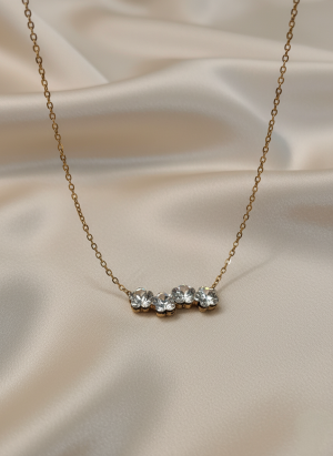Collier doré avec pendentif 4 fleurs transparentes