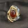 Bague dorée ovale asymétrique – Pierre marron – Bijou élégant et contemporain