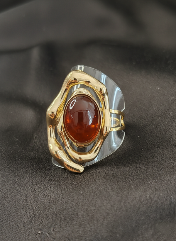 Bague dorée ovale asymétrique – Pierre marron – Bijou élégant et contemporain