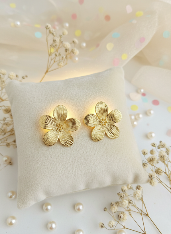 Boucles d’Oreilles à la Mode – Élégance & Tendance | Fleur dorée