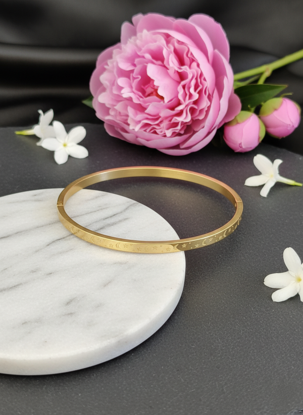 bracelet-jonc-dore-lune Bracelet jonc doré en acier inoxydable – Gravure lunes – Bijou fin et mystique