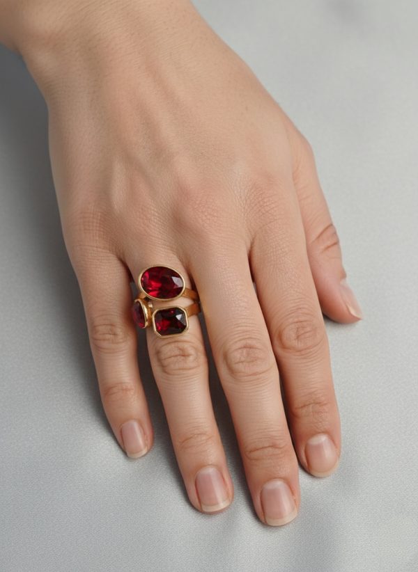 bague-doree-pierre-rouge bague dorée avec 3 pierres rouges