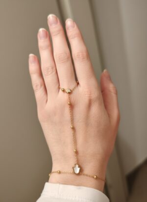 Chaîne de main en acier inoxydable doré, ornée d’une khamsa nacrée lumineuse, pour une touche élégante et protectrice au poignet et à la main